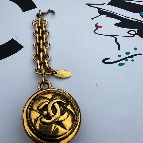 CHANEL VINTAGE CC MEDALLION GOLD CHAIN BAG CHARM / KEYCHAIN - Picture 4 of 7